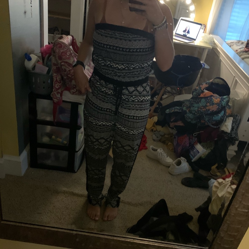 Black and white pattern sleeveless jumpsuit